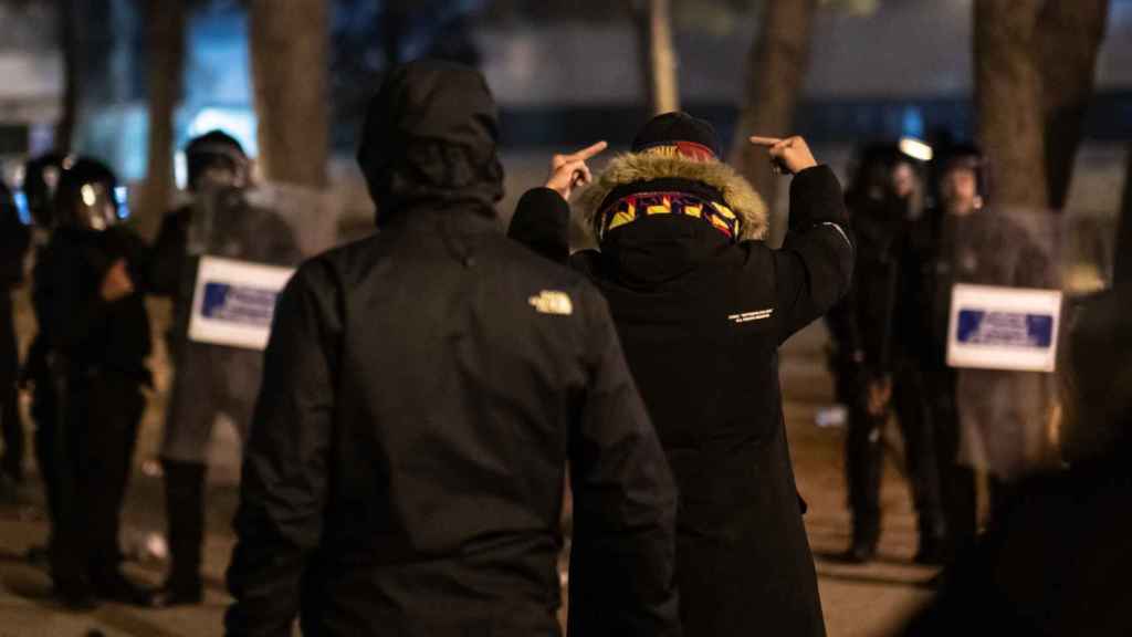 Ultras del FC Barcelona encarándose a los Mossos durante la previa a un partido de Champions