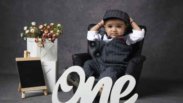 Un bebé vestido elegante