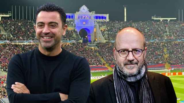 Xavi Hernández y Ramon Besa, con el estadio de Montjuïc de fondo