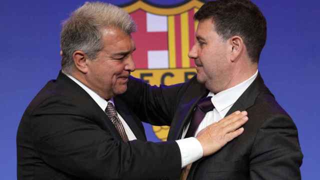 Joan Laporta y Eduard Romeu, emocionados en la despedida del vicepresidente económico del Barça