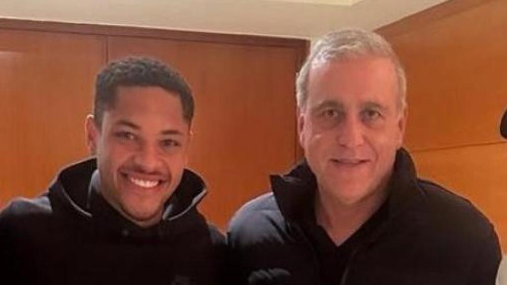 Piqué, Vitor Roque, Cury y Neymar, juntos en la ciudad de Barcelona