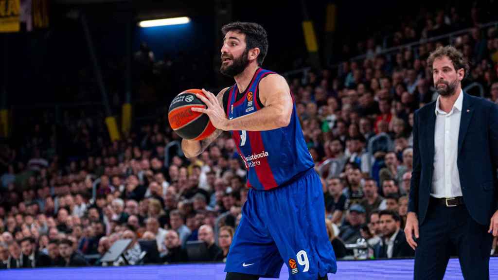 Ricky Rubio asiste en una jugada del partido del Barça contra el Partizan