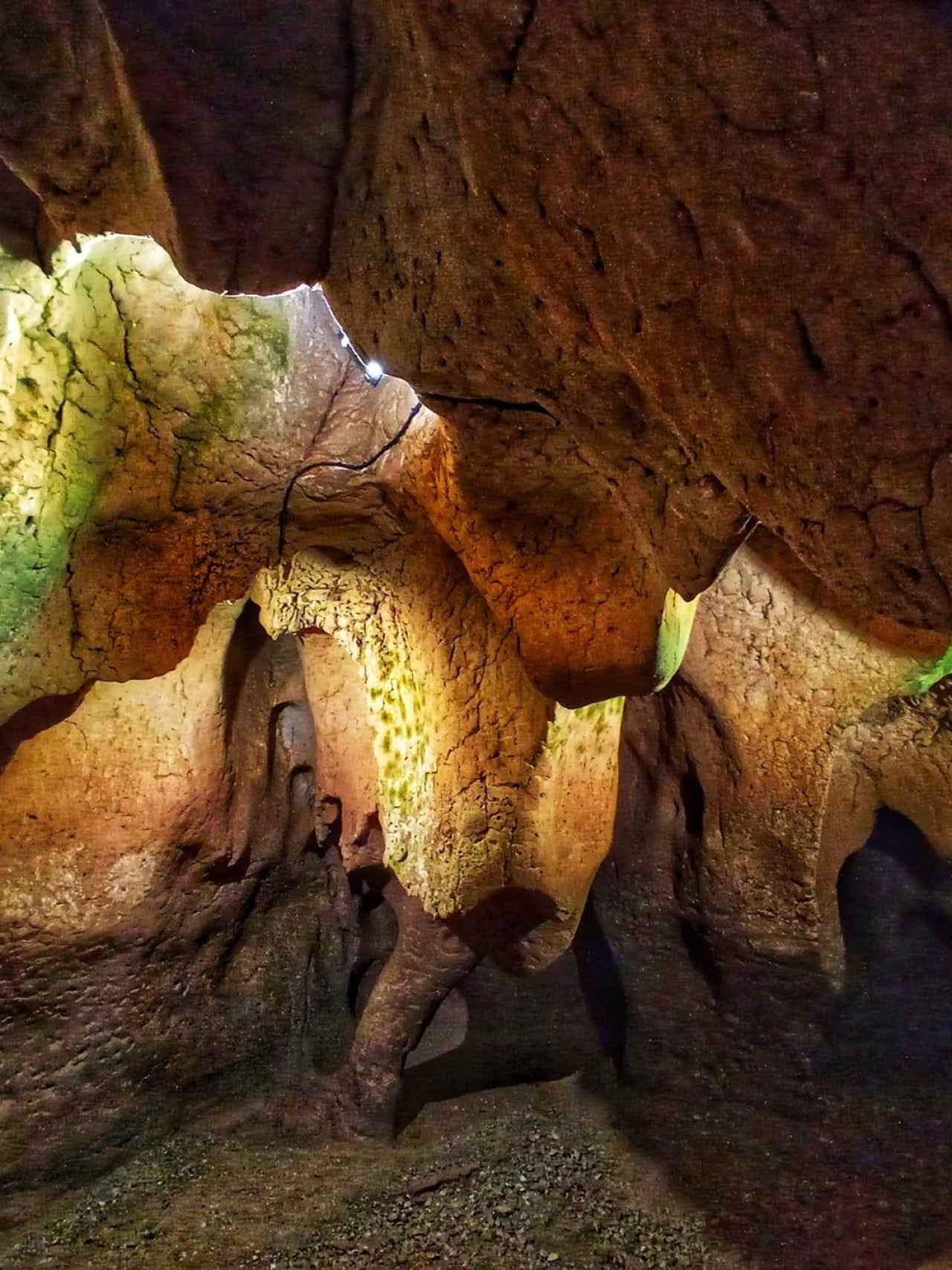 Interior de les Coves del Toll