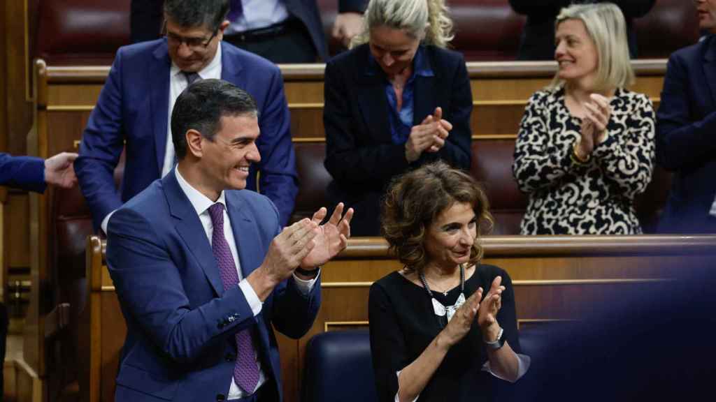 El presidente del Gobierno, Pedro Sánchez (i), y la ministra de Hacienda, María Jesús Montero (c)