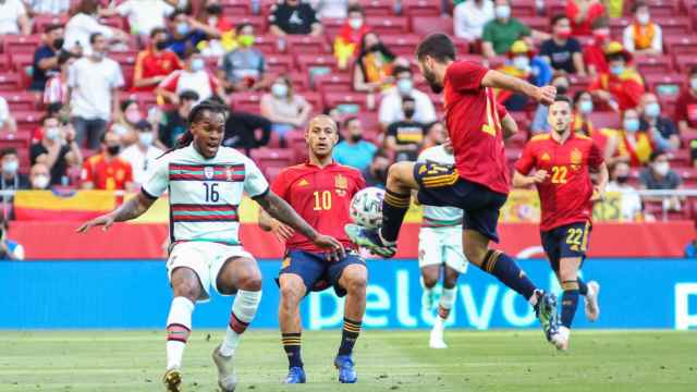 Renato Sanches (Portugal), Thiago Alcántara y José Luis Gayá (España), durante un partido entre ambas selecciones, en 2021