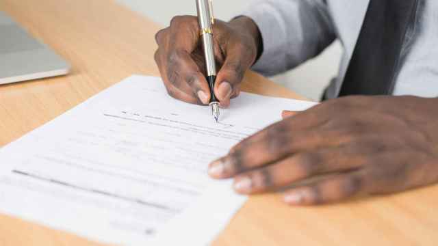 Persona escribiendo en un documento