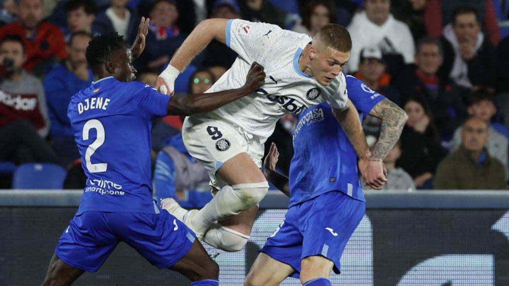 Djené comete una falta sobre Artem Dovbyk