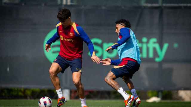 Pau Cubarsí, defendido por Raphinha en un entrenamiento