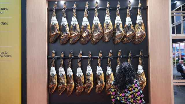 Una visitante en la sección de carne de Alimentaria 2024