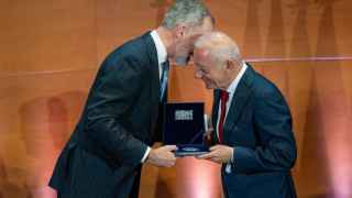 El Rey entrega el premio a Isak Andic
