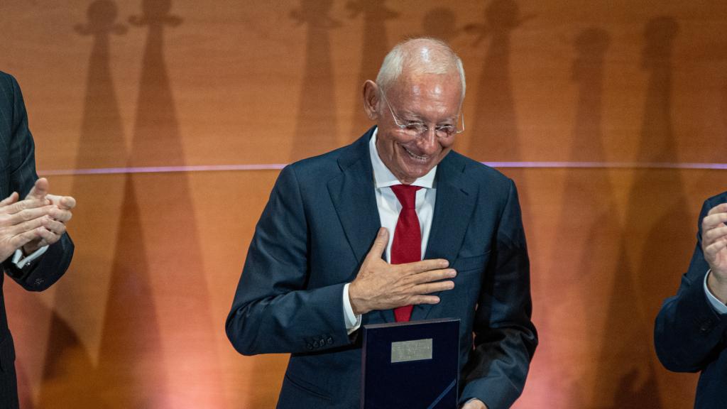 Isak Andic recibe de Felipe VI el Premio Reino de España a la Trayectoria Empresarial