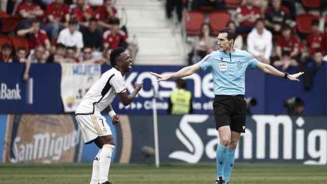 Vinicius Jr recibe tarjeta amarilla de Martínez Munuera en el Osasuna-Real Madrid