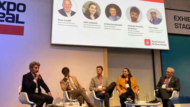 Paco Hugas (i), de Conren Tramway, en un foro inmobiliario público