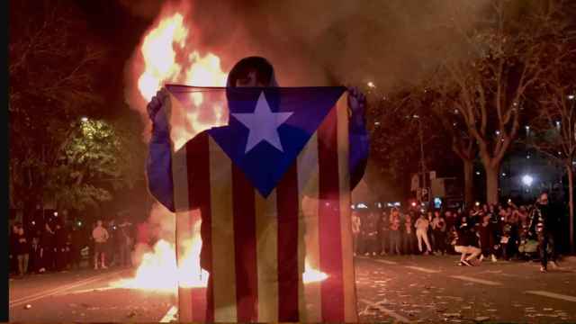Un manifestante blande una bandera 'estelada' en los alrededores del Camp Nou en las protestas de Tsunami Democràtic de diciembre de 2019