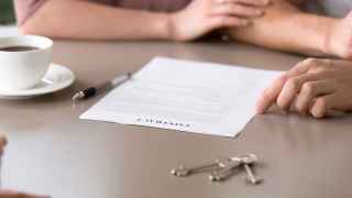 Firma de un contrato de alquiler