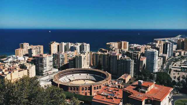 Plaza de la Malagueta y alrededores con el mar al fondo