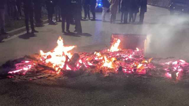 Hogueras frente al centro penitenciario Quatre Camins, en una imagen de archivo