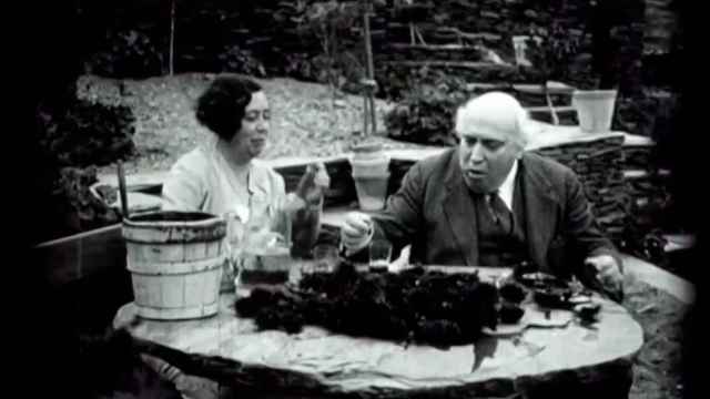 Los padres de Dalí comiendo erizos de mar en la película 'Menjant garotes'