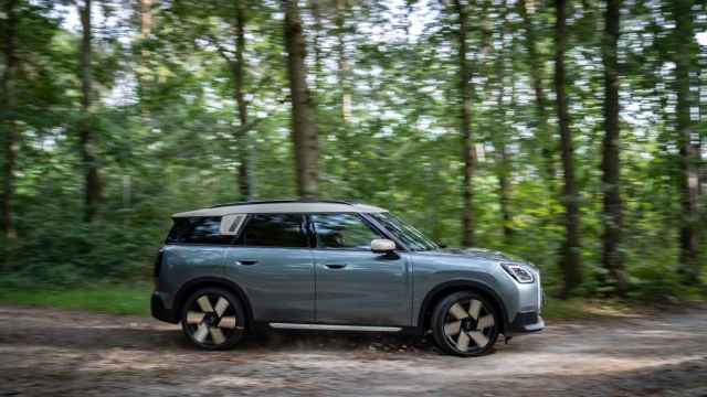 Un coche Mini Countryman circula por una ruta de montaña