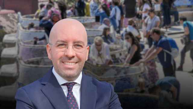 Marc Pertíñez, el abogado impulsor, con el Park Güell de fondo