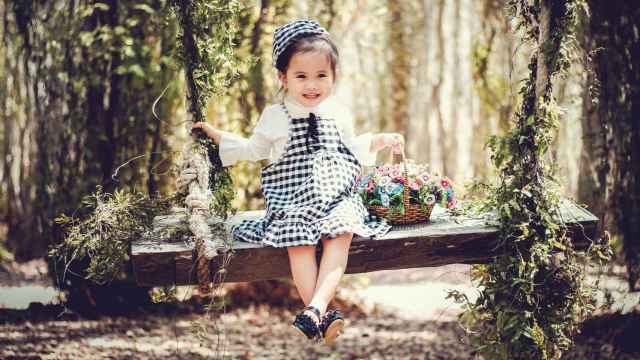 Una niña en un columpio