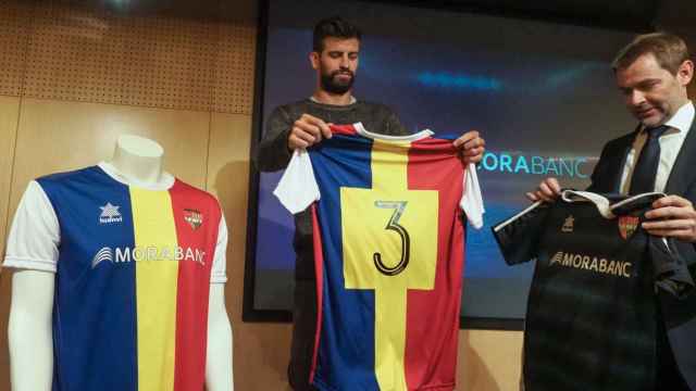 Gerard Piqué posa con la camiseta del Andorra