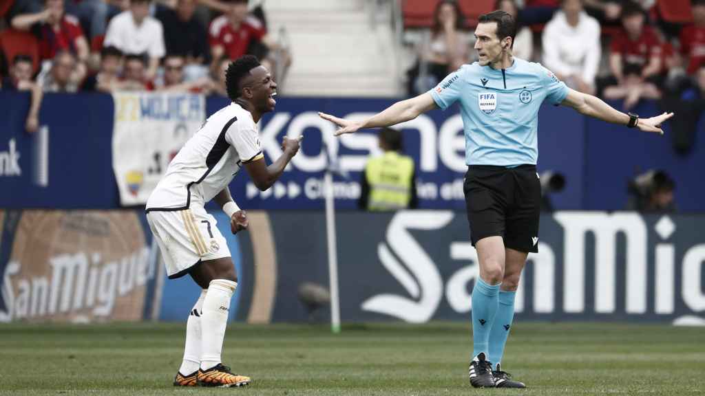 Vinicius se ríe del árbitro cuando ve la amarilla en el partido contra Osasuna