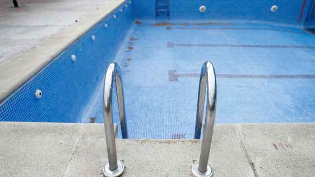 Piscina vacía de una instalación deportiva de Cataluña