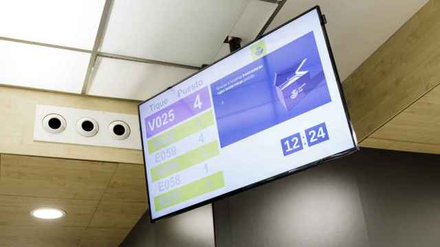 La pantalla de orden de turno en una oficina de Correos