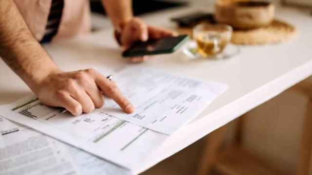 Persona señalando un apunte de una hoja