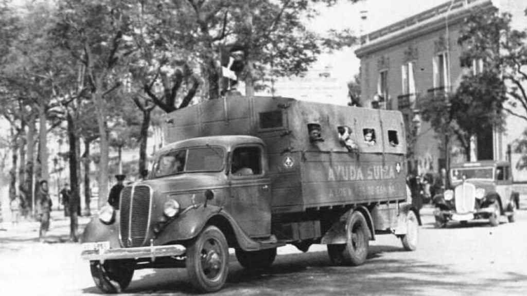 Camión de ayuda humanitaria frente a la Maternitat d'Elna