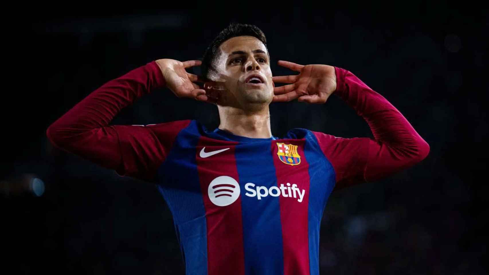 Joao Cancelo festeja con la afición un gol anotado en la Champions