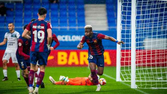Mikayil Faye festeja un gol anotado con el Barça B