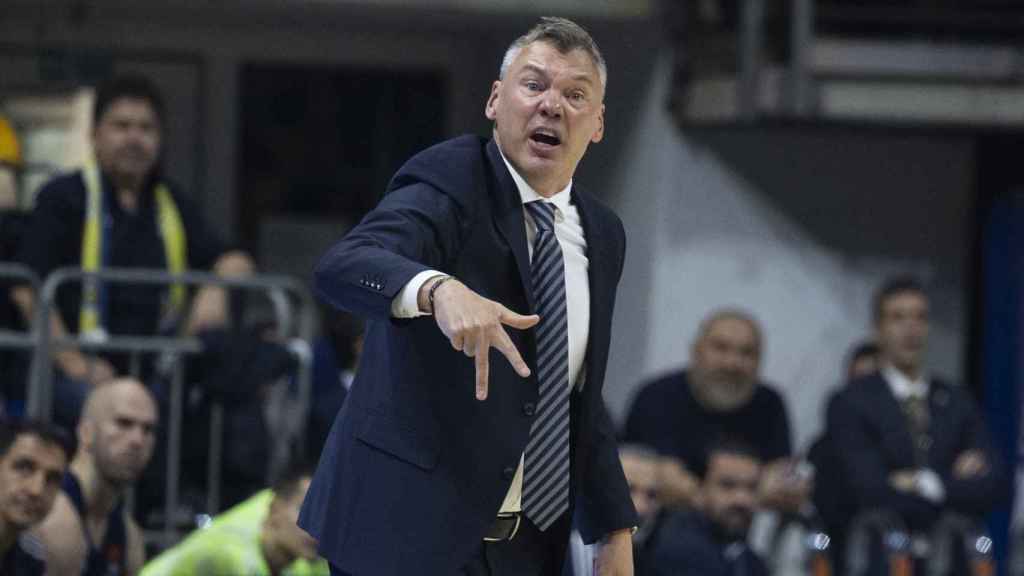Jasikevicius dona indicacions als seus jugadors contra el Barça de bàsquet