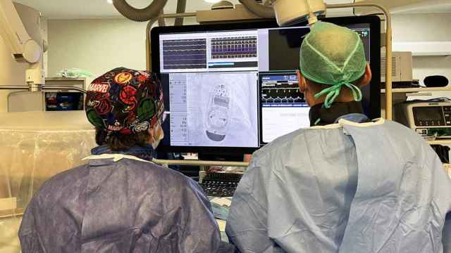 Dos sanitarios ante un monitor en el Hospital de Sant Pau de Barcelona