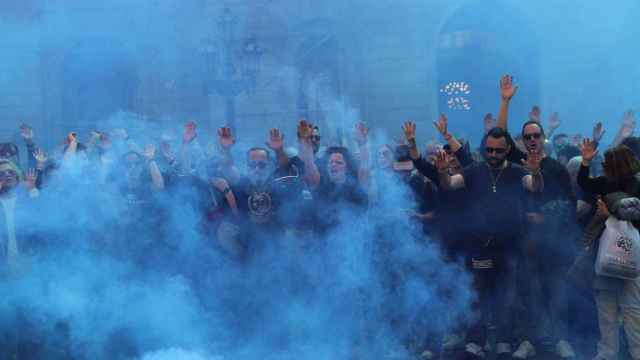 Los funcionarios de prisiones se manifiestan en la plaza Sant Jaume de Barcelona