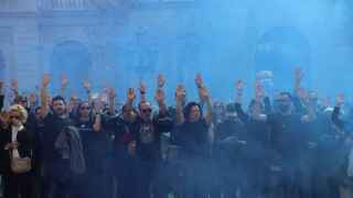 Los funcionarios de prisiones protestan frente a la Generalitat