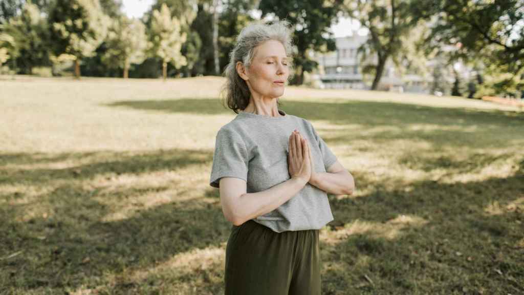 Una mujer en una sesión de yoga