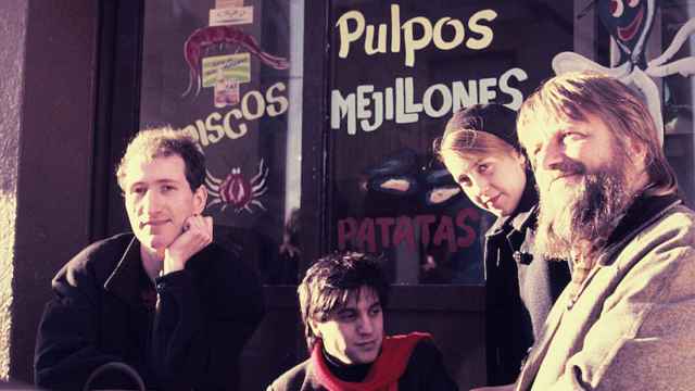 Robert Wyatt (d) con Juan Bufill (i), Pedro Burruezo (2i) y María José Peña (2d) en el bar Las Palomas, Castelldefels, 1987