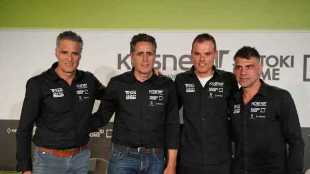 De izquierda a derecha, los hermanos Pruden y Miguel Induráin, Luis León y Óscar Pereiro