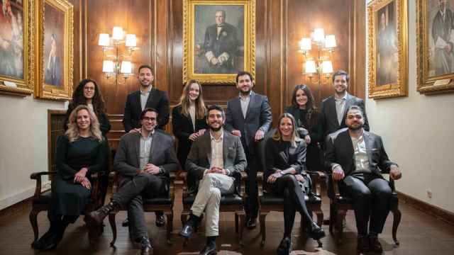 Once miembros del Grupo de la Abogacía Joven (GAJ) del ICAB. De pie y de izquierda a derecha: Marina Ferrer, Pol Rubio, Adriana Archs, Alexandre Pons, Mireia Sanromà y Joan Carles Bailach. Sentados y de izquierda a derecha: Elena Medina, Nil López, Alexander Salvador, Maria Riera y Asier Abad