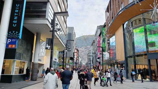 Turistas en la avenida Meritxell de Andorra la Vella.