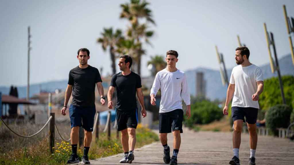 Gavi se entrena en la playa con preparadores físicos