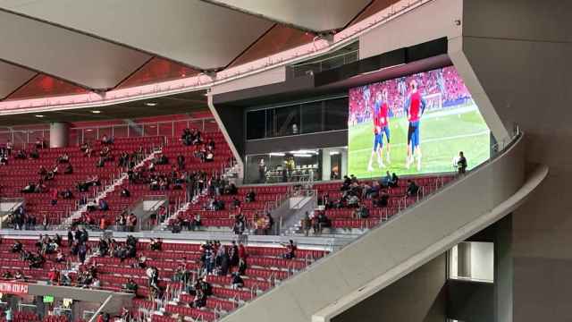 El videomarcador lateral del Estadio Metropolitano durante el Atlético-Barça de Liga