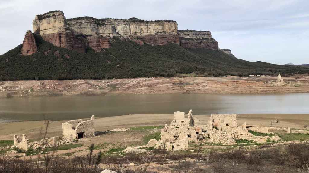 Vista del antiguo pueblo de Sant Romà de Sau, habitualmente cubierto por el agua del pantano de Sau