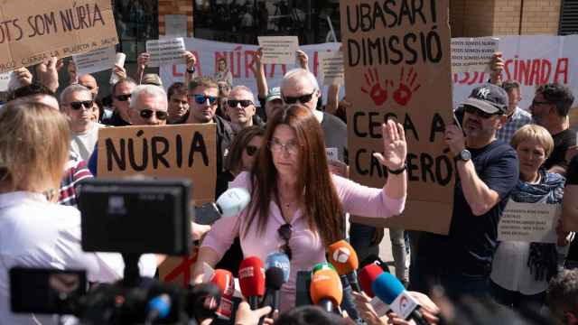 Maragda, funcionaria de Mas d'Enric y compañera de la cocinera asesinada, pronuncia un manifiesto a las puertas de la prisión de Brians 2