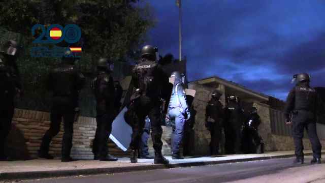 Dispositivo de la Policía Nacional en uno de los registros de este operativo contra el narcotráfico