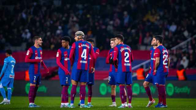 Los futbolistas del Barça dialogan durante el partido contra la UD Almería