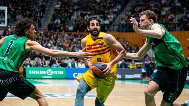 Dos jugadores del Joventut intentan robar el balón a Ricky Rubio