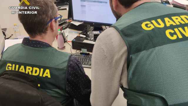 Dos agentes de la Guardia Civil